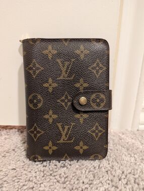 Authentic Vintage Louis Vuitton Monogram Compact Zip Wallet
